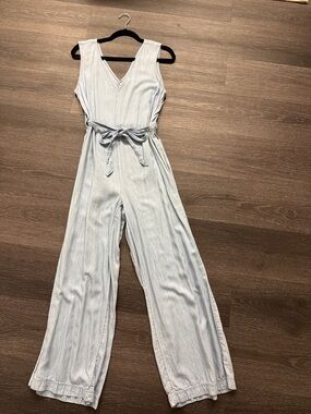 Lou & Grey Light Blue-Jean Sleeveless V-Neck Tie-Waist Wide-Leg Jumpsuit